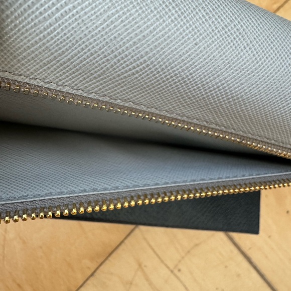 Prada Authentic Vintage Saffiano Leather Wallet - Picture 10 of 13